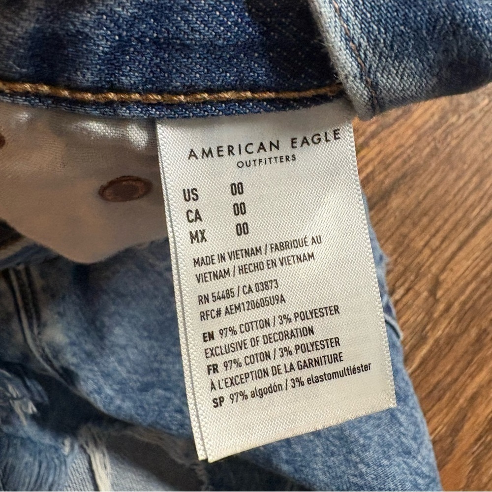 American Eagle 90’s boyfriend ripped Jean shorts - Picture 2 of 4